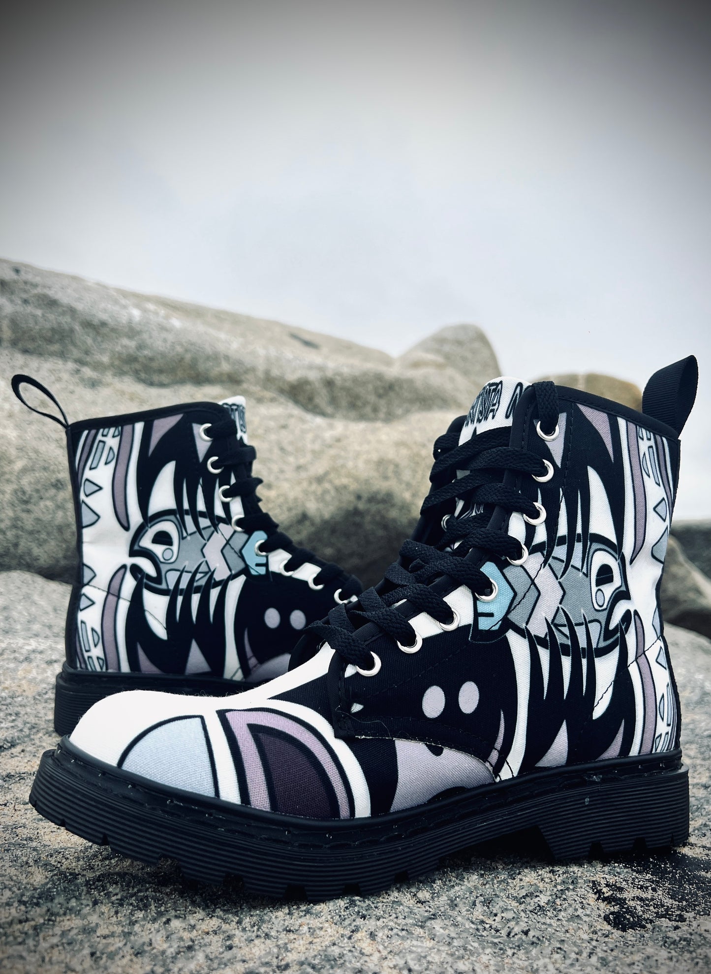 Indigenous Bear (Noir-2) - Art Boots for Women