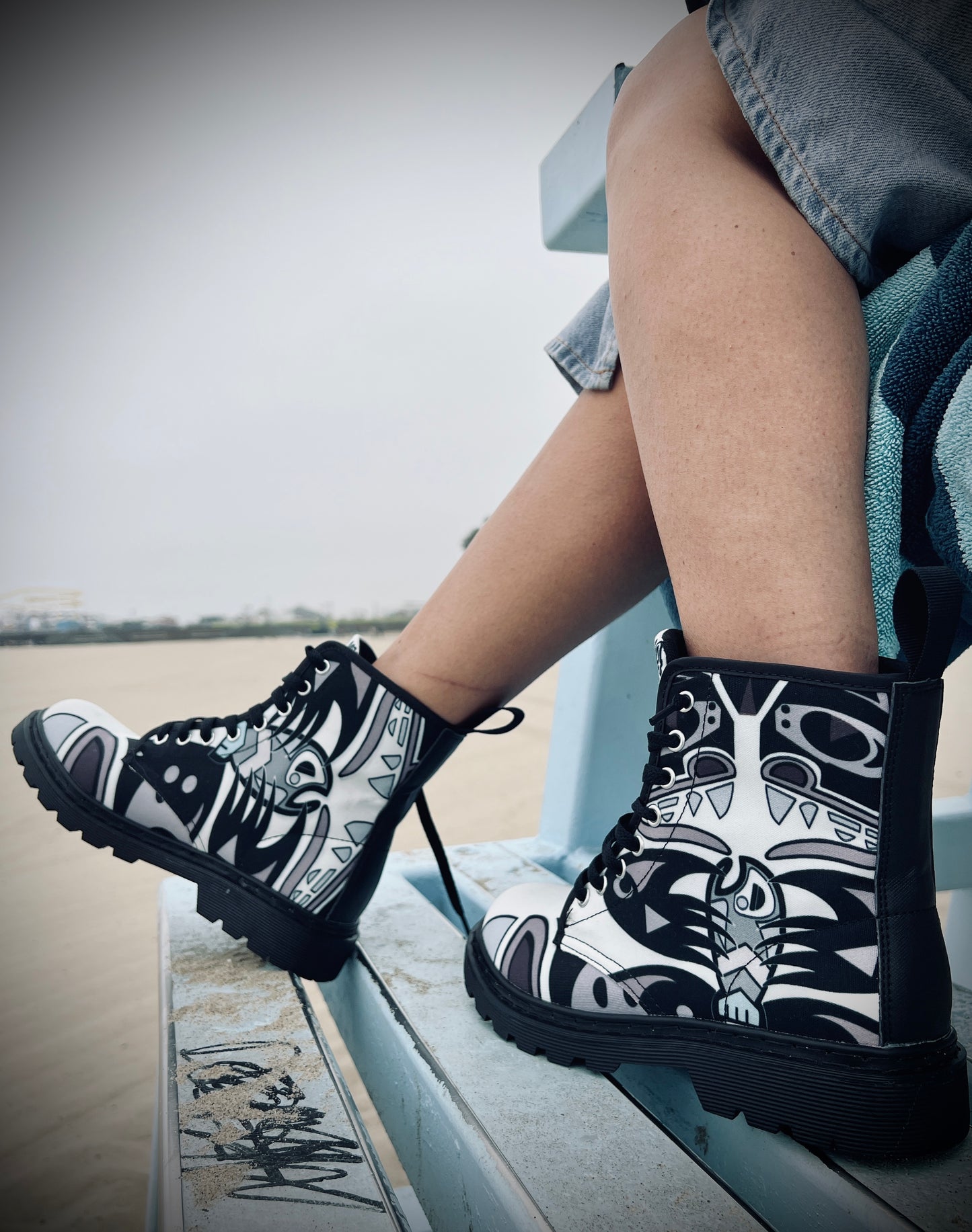 Indigenous Bear (Noir-2) - Art Boots for Women